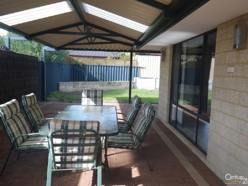 28 Strathalbyn Loop, Carramar WA 6031