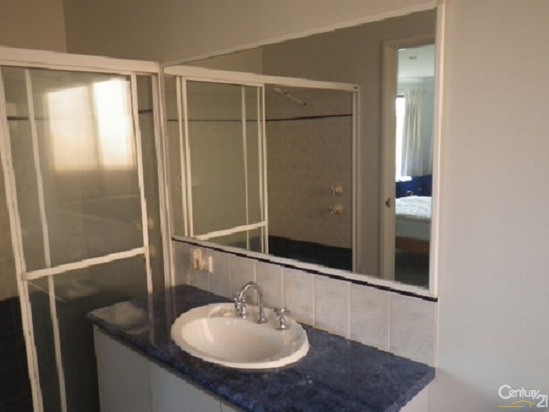 28 Strathalbyn Loop, Carramar WA 6031