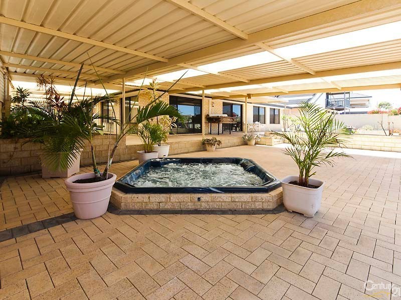 14 Rochester Drive, Mindarie WA 6030