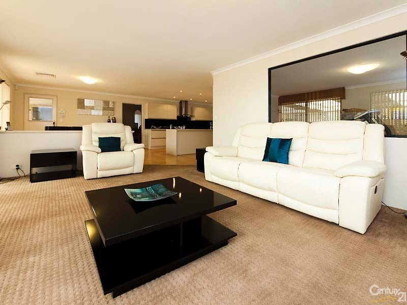 14 Rochester Drive, Mindarie WA 6030