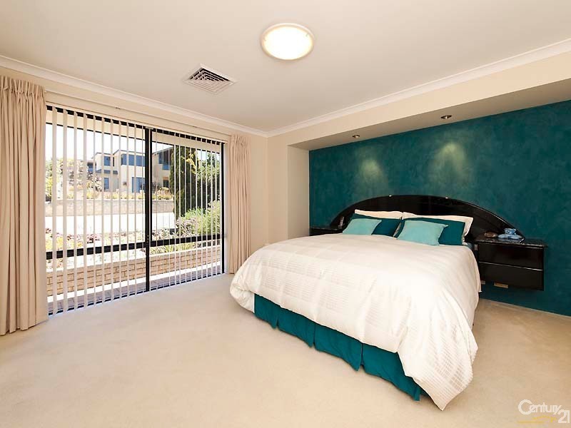 14 Rochester Drive, Mindarie WA 6030