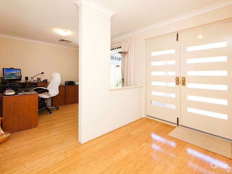 14 Rochester Drive, Mindarie WA 6030