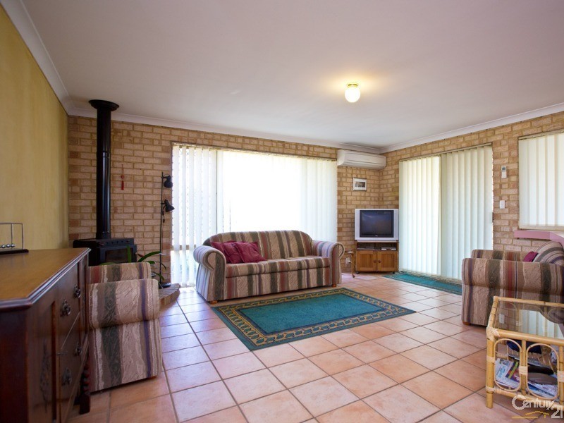 19 Woolerong Walk, Marangaroo WA 6064