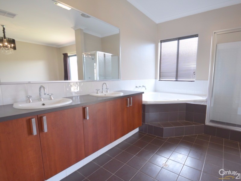 5 Pictum Way, Halls Head WA 6210