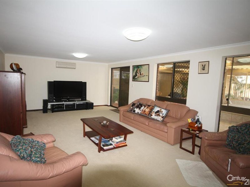 8 Glencairn Way, Parkwood WA 6147