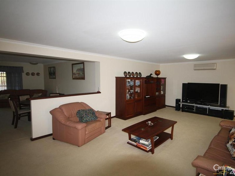 8 Glencairn Way, Parkwood WA 6147