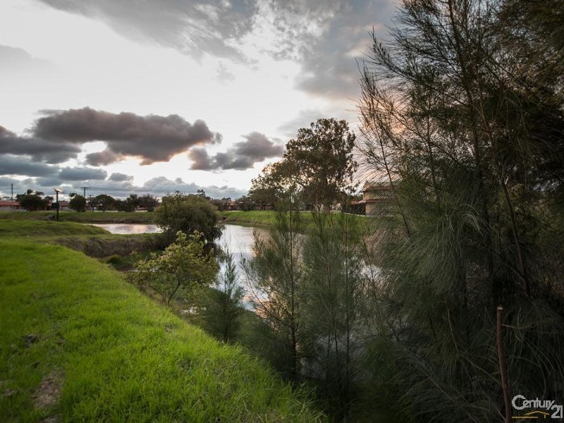 2/10 Leila St, Cannington WA 6107