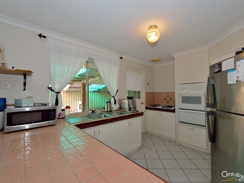 17 Requa Crescent, Warnbro WA 6169