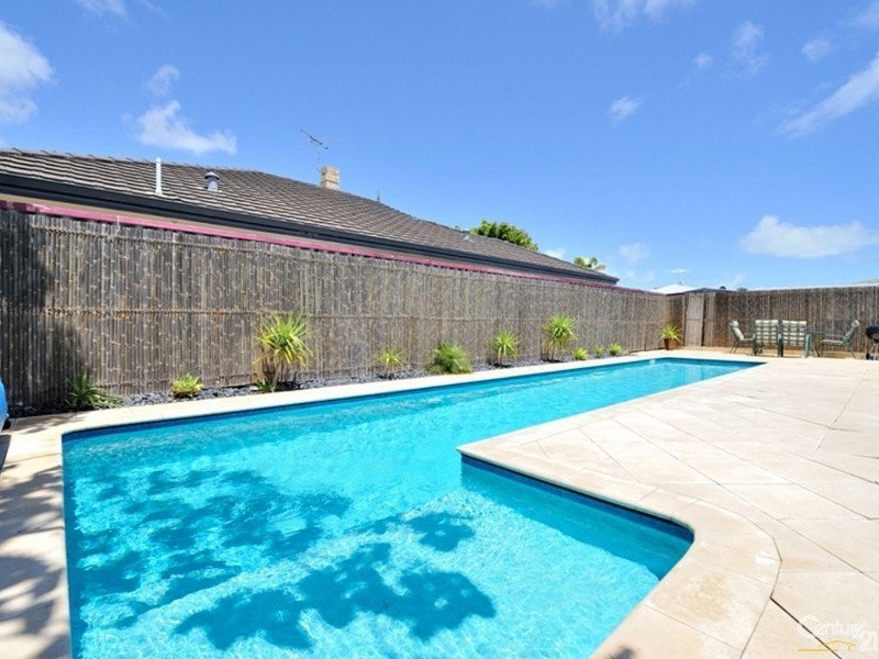 5 Shoalhaven Pl, Waikiki WA 6169