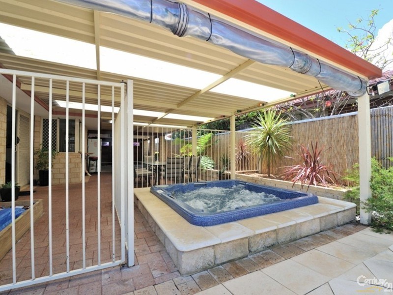 5 Shoalhaven Pl, Waikiki WA 6169