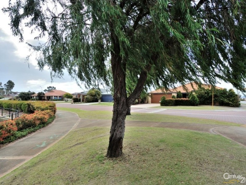 2 Bopeechee Way, Port Kennedy WA 6172