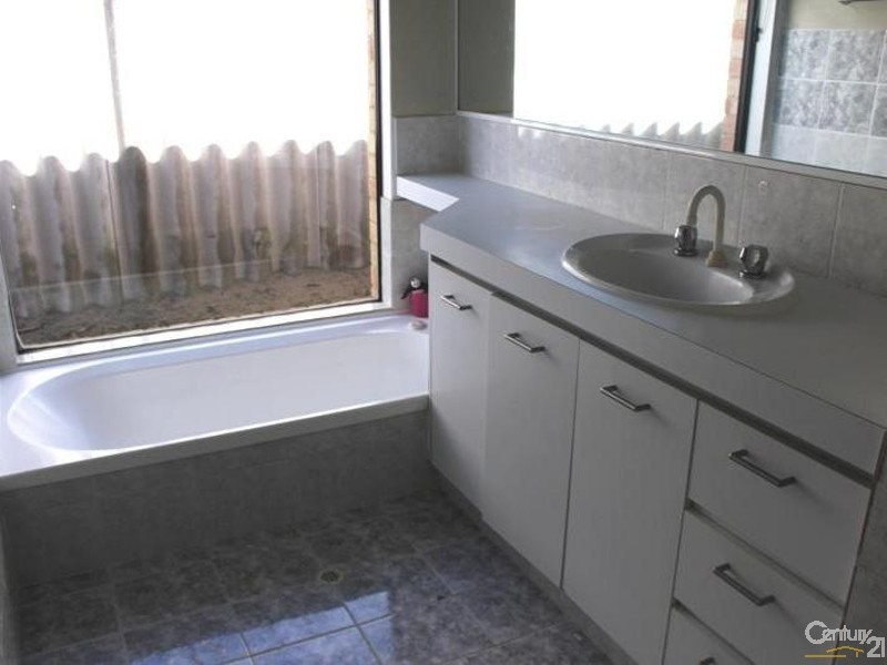 25 Grenadier Court, Warnbro WA 6169