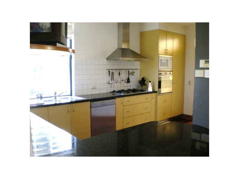 28  Mountbatten Avenue, Main Beach QLD 4217