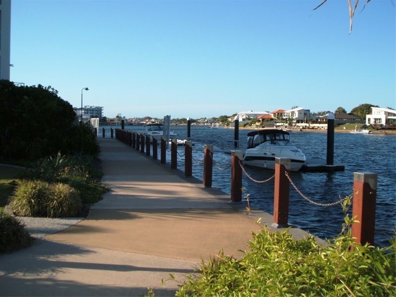 2/5  Grand Parade, Kawana Island QLD 4575