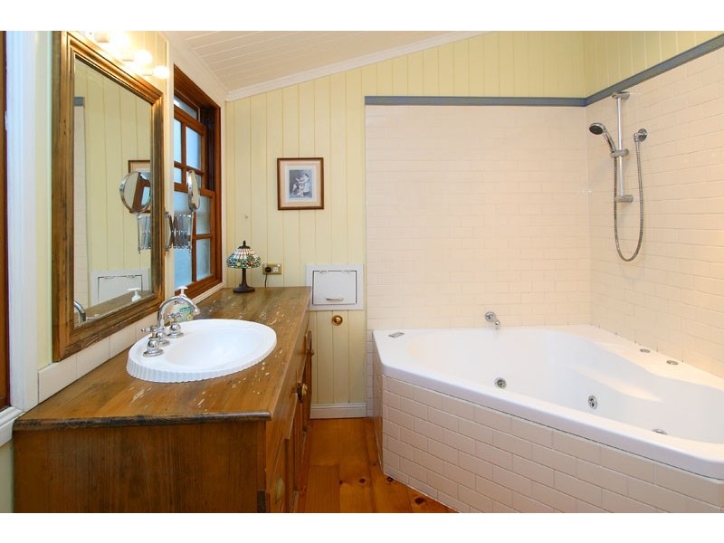 54   Barrinia Street, Manly QLD 4179