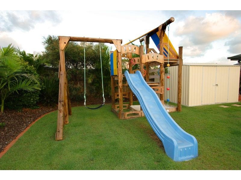 8 Charles Place, Manly West QLD 4179