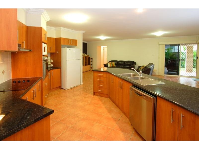 8 Charles Place, Manly West QLD 4179