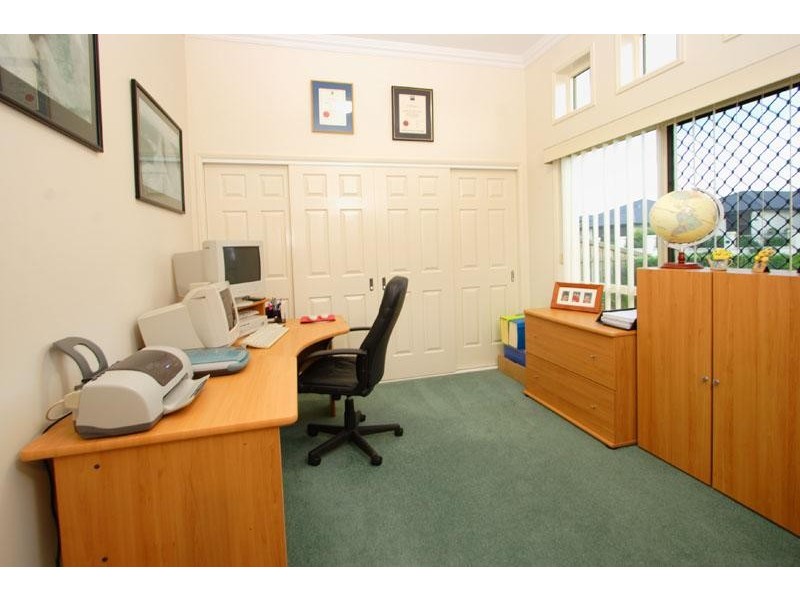 8 Charles Place, Manly West QLD 4179