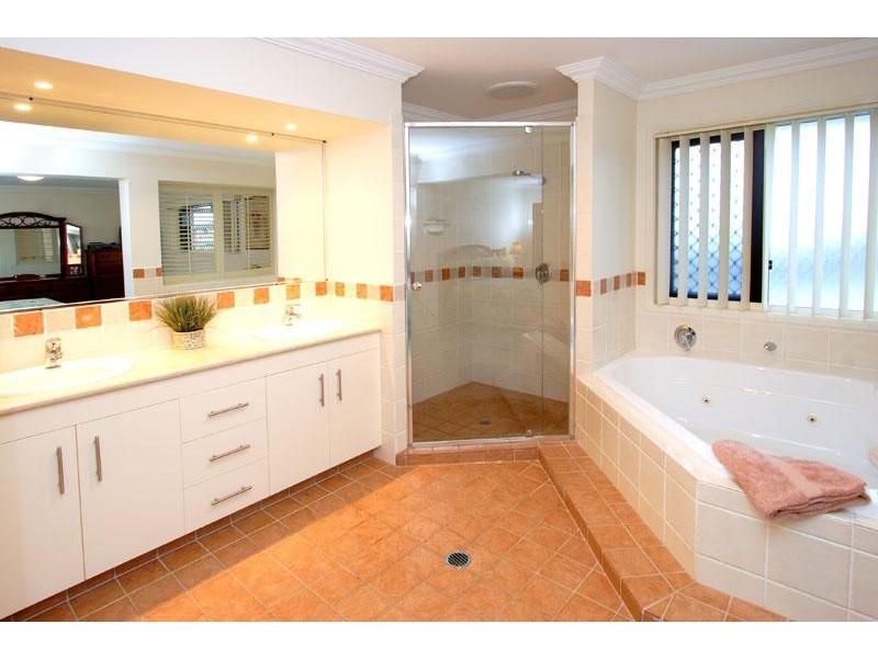 8 Charles Place, Manly West QLD 4179