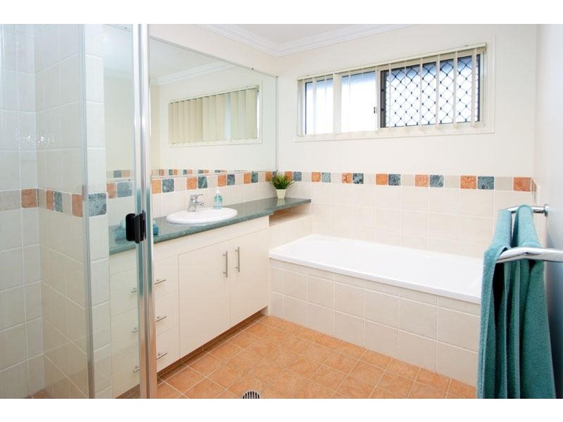 8 Charles Place, Manly West QLD 4179