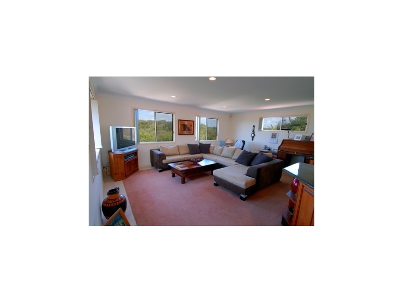 11 Wavecrest Drive, Castaways Beach QLD 4567