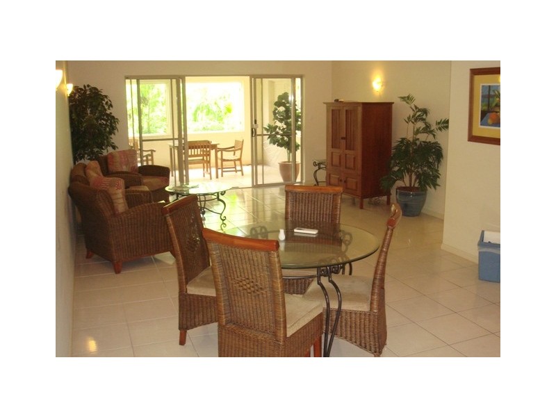 2 Greenslopes Street, Cairns North QLD 4870