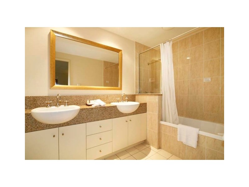 2 Greenslopes Street, Cairns North QLD 4870