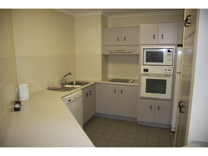 APT 7 / 181 The Esplanade, Cairns QLD 4870