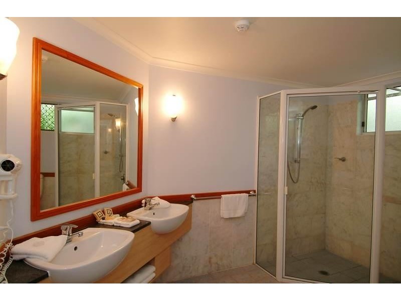 APT. 304 / ALASSIO RESORT Williams Esplanade, Palm Cove QLD 4879