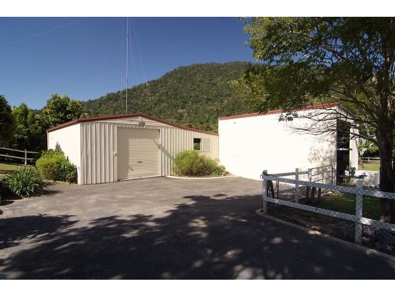 5 CRYSTAL CLOSE, Redlynch QLD 4870