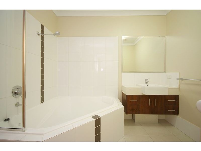 APT. 35 / 1 Robson St, Mooroobool QLD 4870