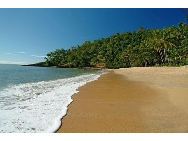 PENTHOUSE 8 / 37  Vasey Esplanade, Trinity Beach QLD 4879