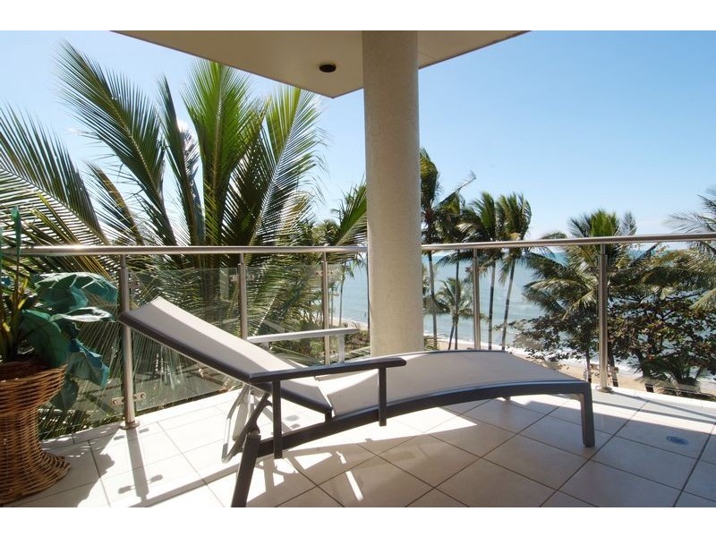 PENTHOUSE 8 / 37  Vasey Esplanade, Trinity Beach QLD 4879