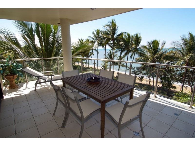 PENTHOUSE 8 / 37  Vasey Esplanade, Trinity Beach QLD 4879