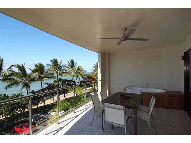 PENTHOUSE 8 / 37  Vasey Esplanade, Trinity Beach QLD 4879