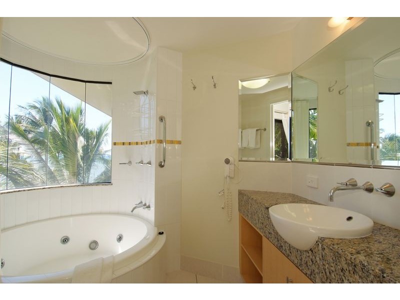 PENTHOUSE 8 / 37  Vasey Esplanade, Trinity Beach QLD 4879