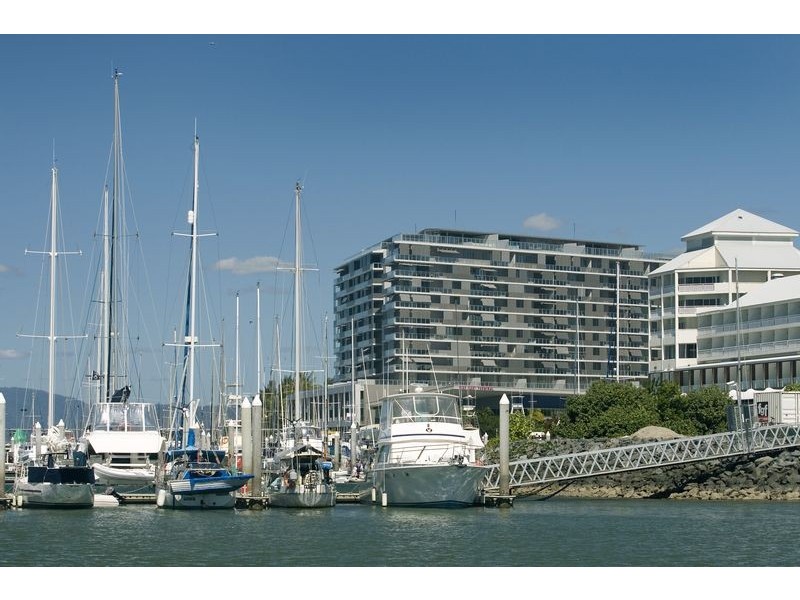 10A  Marlin Parade, Cairns QLD 4870