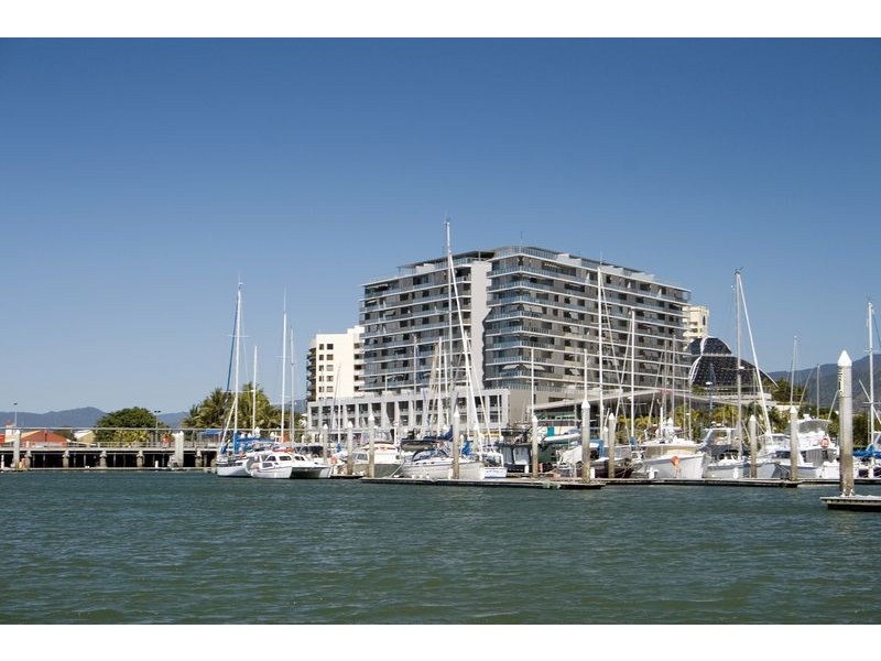 10A  Marlin Parade, Cairns QLD 4870