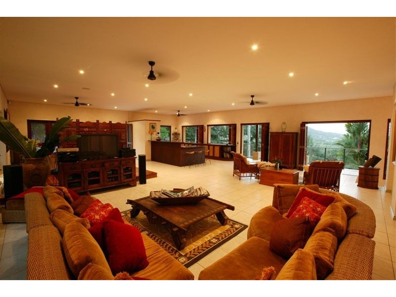 114  Hillview Cres, Whitfield QLD 4870