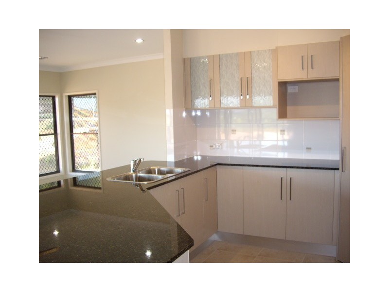 4  Buckinghamia Street, Redlynch QLD 4870