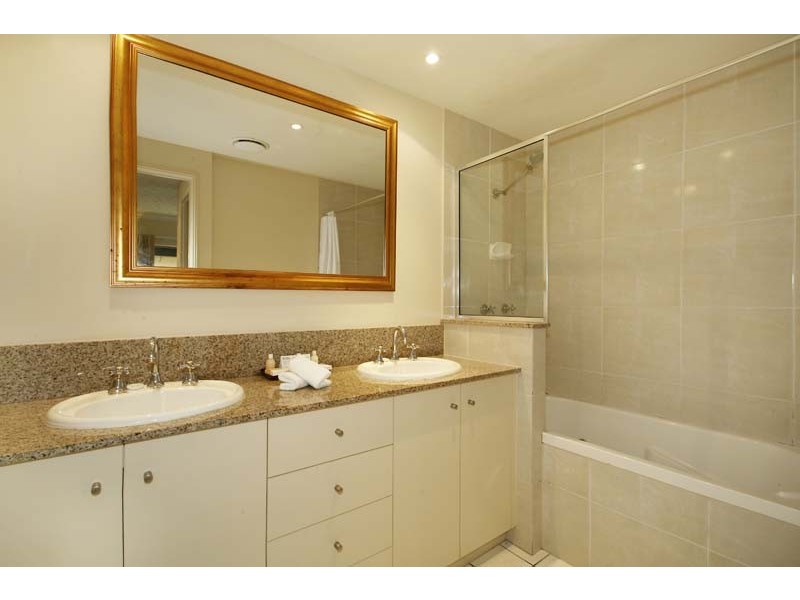 APT. 1722 / 2 Greenslopes Street, Cairns QLD 4870