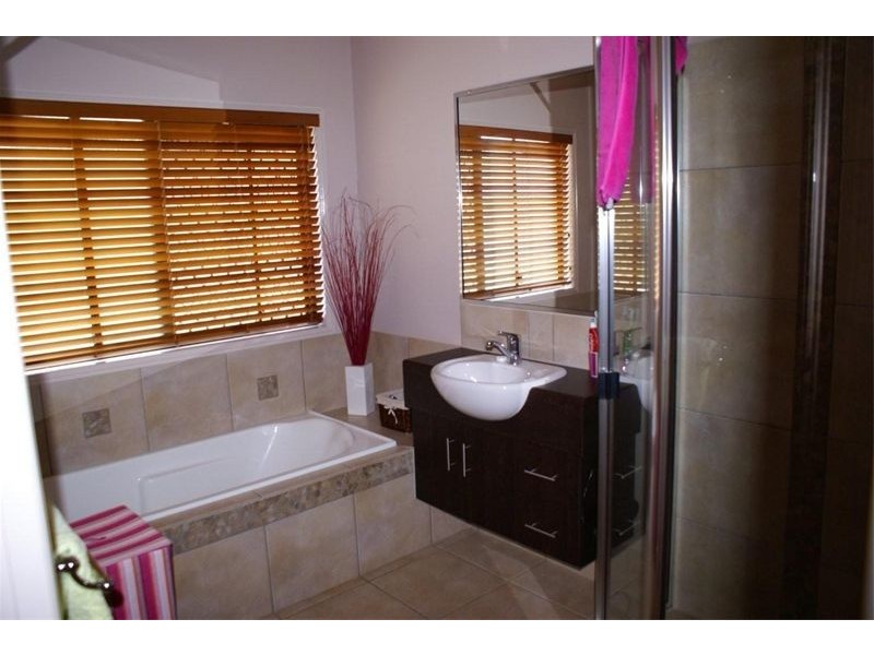 77 Daphne Drive, Redlynch QLD 4870