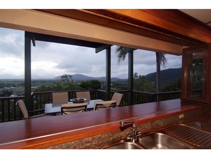 17 Amaroo Close (End of Darkin), Smithfield QLD 4878