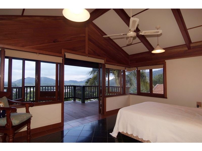 17 Amaroo Close (End of Darkin), Smithfield QLD 4878