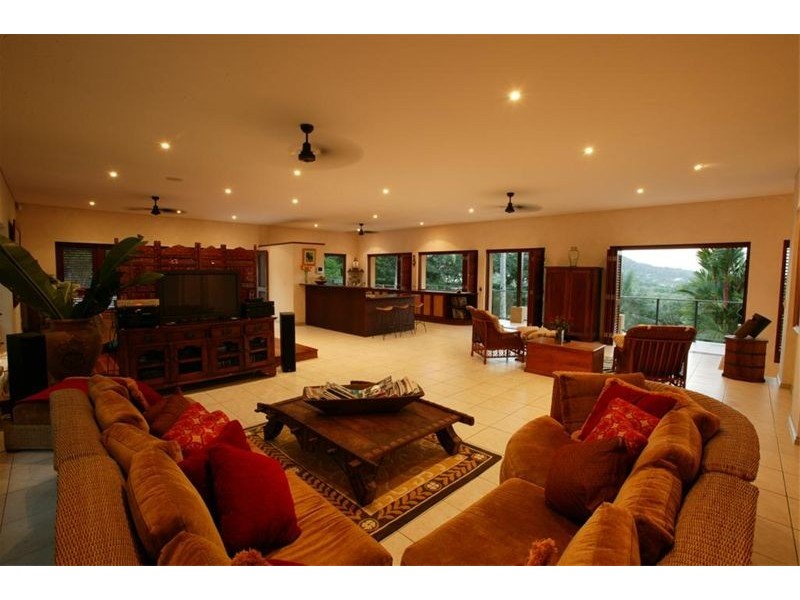 114  Hillview Cres, Whitfield QLD 4870