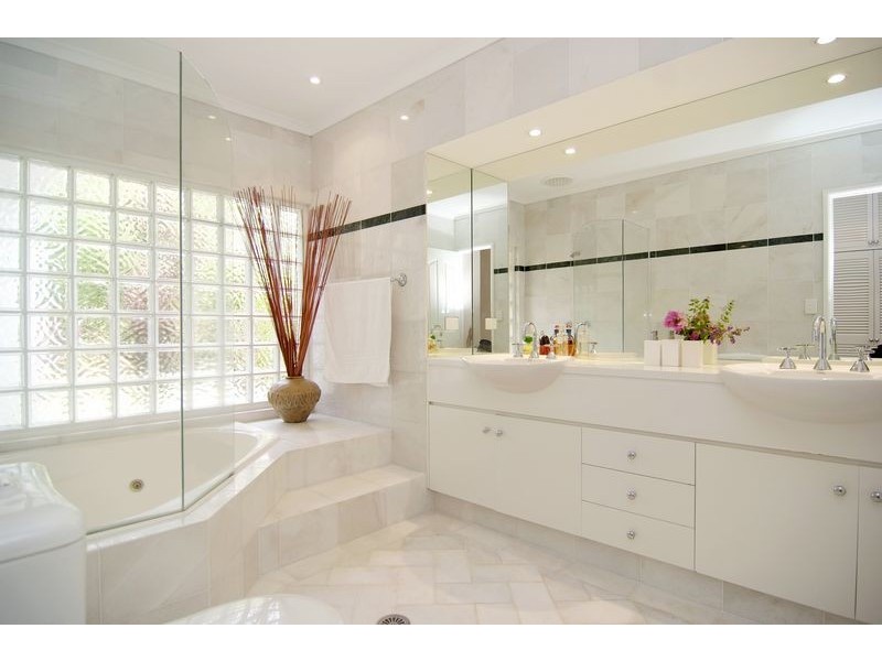7 Woodmont Place, Mooroobool QLD 4870