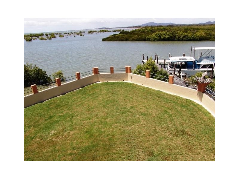 2 Giorgi Close, Keppel Sands QLD 4702