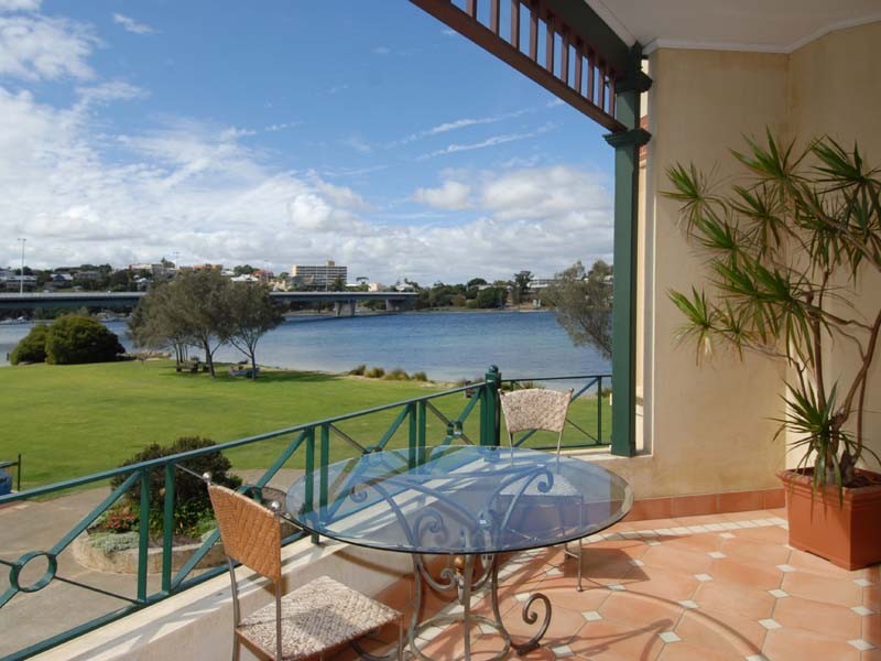 9/12   Doepel Street, North Fremantle WA 6159