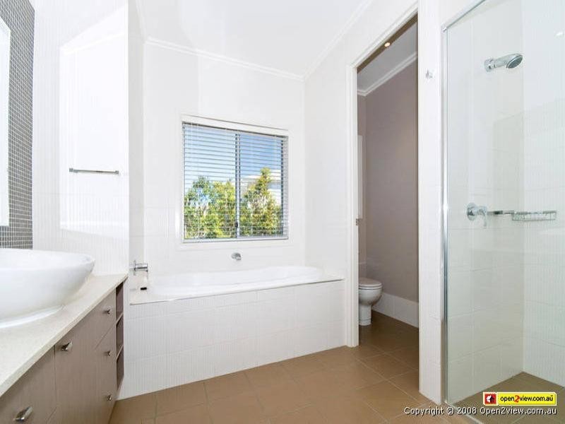 5004 Riverwood Grove, Royal Pines, Ashmore QLD 4214