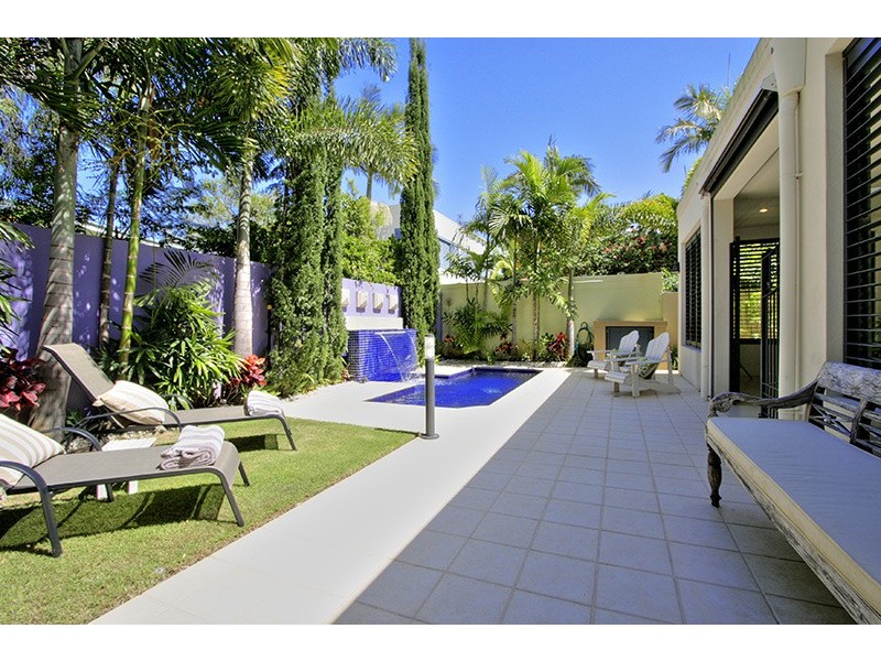 26 Montgomery Avenue, Main Beach QLD 4217